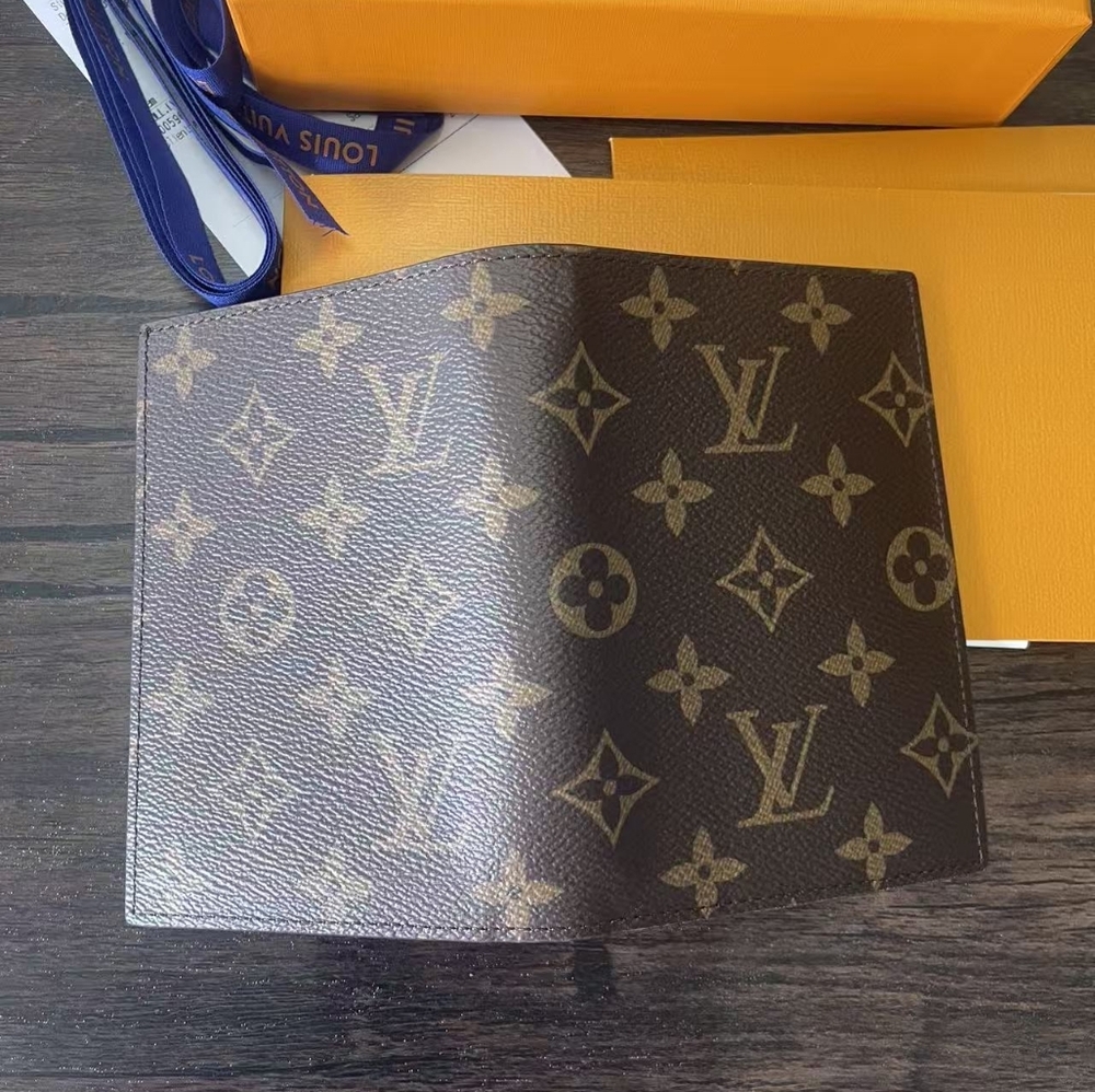 Louis Vuitton Passport Cover - Picture 8 of 11